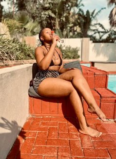 Ellen - escort in Muscat Photo 6 of 7