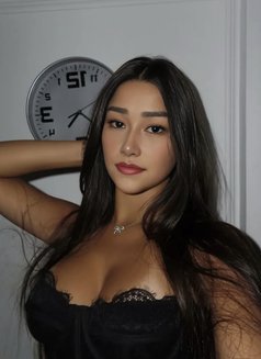 Elli - escort in Hong Kong Photo 4 of 5
