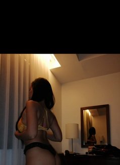 Ellia - puta in Manila Photo 11 of 17