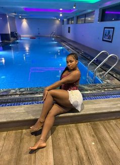 Elly - escort in Şalālah Photo 2 of 5