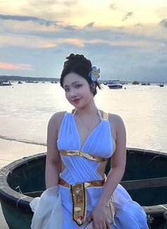 Elly - escort in Abu Dhabi Photo 8 of 10