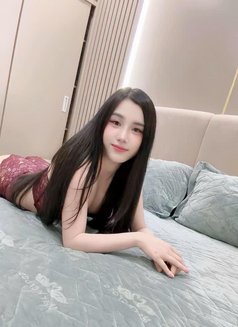 Elly - puta in Singapore Photo 2 of 6