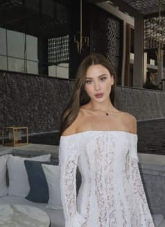 Elonna - puta in Dubai Photo 1 of 6