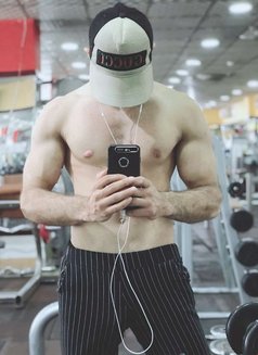Elyas - Male escort in Erbil Photo 4 of 9