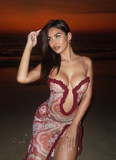 Elysia - puta in Dubai Photo 10 of 24