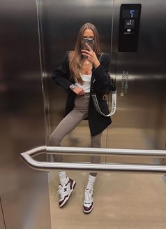 Ember - puta in Dubai Photo 2 of 13