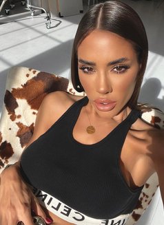 Ember - puta in Dubai Photo 11 of 13