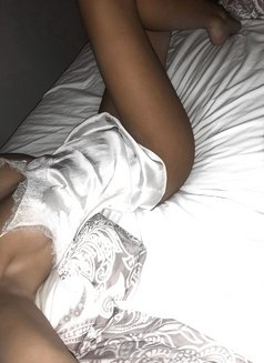 Melis - puta in Muscat Photo 7 of 21