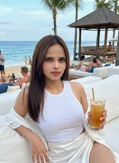 Emely - puta in Bali Photo 2 of 5