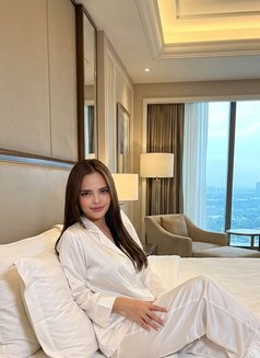 Emely - puta in Bali Photo 4 of 5