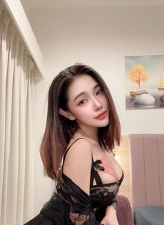 Emely - escort in Dubai Photo 3 of 5