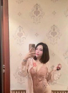 Emely - escort in Dubai Photo 2 of 5