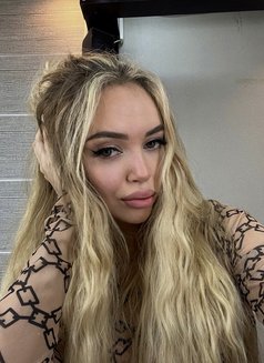 Emery - puta in Dubai Photo 1 of 3