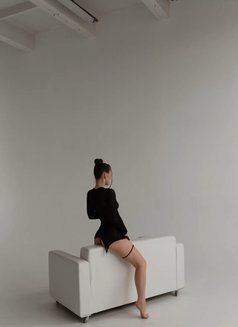 Emilia New lady Dubai - puta in Dubai Photo 8 of 9