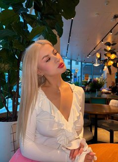 Emilia - puta in Dubai Photo 1 of 9