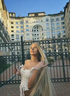Emilia - puta in Dubai Photo 9 of 9