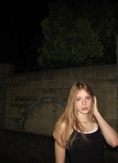 Emilia - puta in Dubai Photo 3 of 10