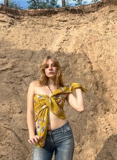 Emilia - puta in Dubai Photo 6 of 10