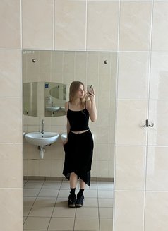 Emilia - puta in Dubai Photo 7 of 10