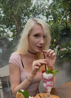 Emily Becker - puta in Bangkok Photo 5 of 12