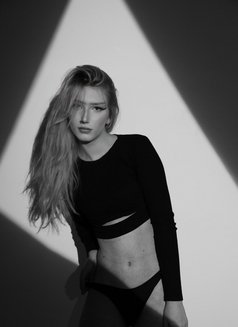 Emily Becker - companion in Dubai Photo 4 of 16