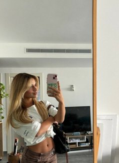 Emily - escort in Canberra Photo 3 of 4