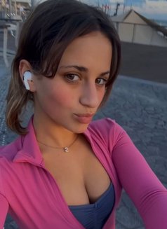 Emily - puta in Milan Photo 1 of 4