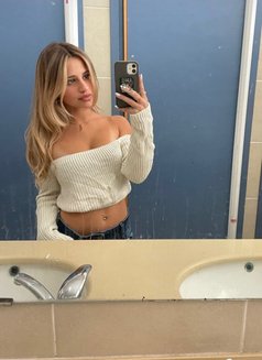 Emily - escort in Montreal Photo 4 of 4