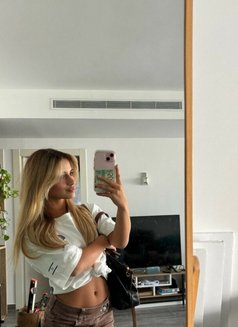 Emily - escort in Paris Photo 3 of 4