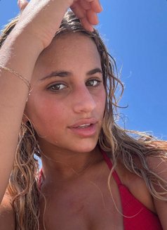 Emily - escort in Paris Photo 1 of 4