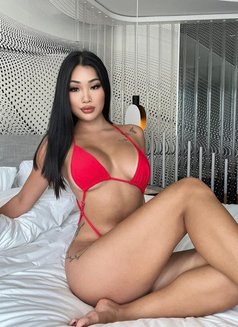 Emily - escort in Doha Photo 5 of 5