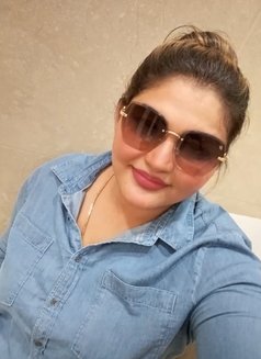 Emily - escort in Doha Photo 1 of 3