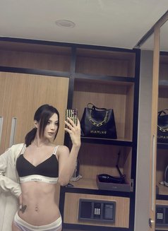 Emily - Transsexual escort in New Delhi Photo 25 of 29