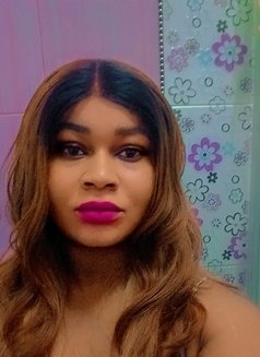 Emily - puta in Muscat Photo 1 of 5