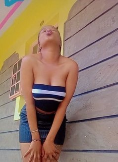 Emily - puta in Nairobi Photo 2 of 3