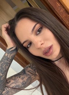 Emily - puta in Dubai Photo 1 of 13