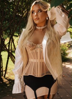 Emily - escort in Jeddah Photo 8 of 9