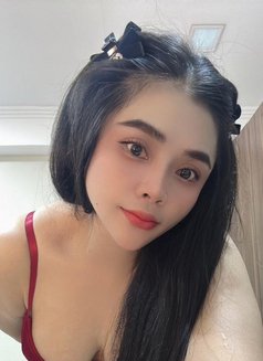 Emily - escort in Şalālah Photo 2 of 4