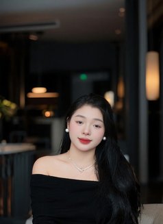 Emily - puta in Dubai Photo 4 of 5