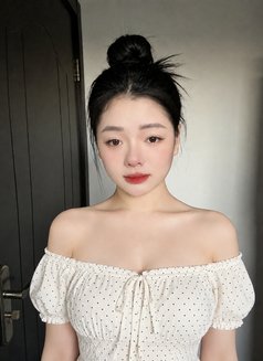Emily - escort in Dubai Photo 5 of 6