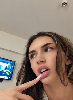EmilyyLadboy21cm - Transsexual escort in Dubai Photo 5 of 6