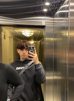 Emir - Male escort in İstanbul Photo 1 of 3