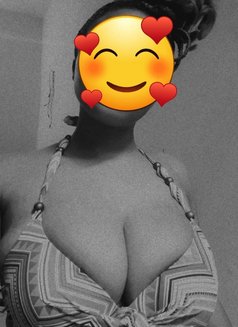 Emma - escort in Lomé Photo 2 of 3