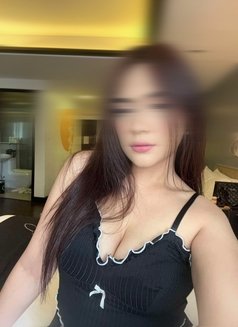 Emma - escort in Makati City Photo 4 of 6