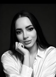 Emma - escort in Dubai Photo 5 of 11