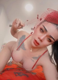 Emma - Transsexual escort in Dubai Photo 12 of 13