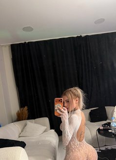 Emma - escort in Riyadh Photo 2 of 4