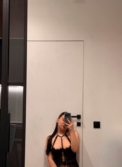 Emma - escort in Dubai Photo 3 of 7