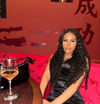 Emyli - escort in Paris