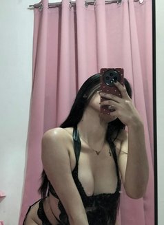 Emzy - escort in Manila Photo 3 of 4